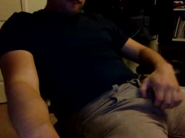 Vídeo de um brasileiro magrelo pauzudo batendo punheta e gozando na barriga.