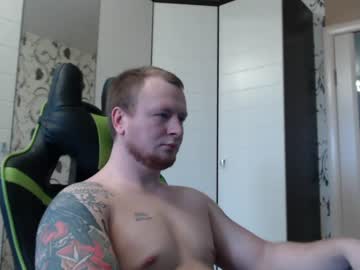 Vídeo pornô de um chubby gay mamando uma pica até sair leite.